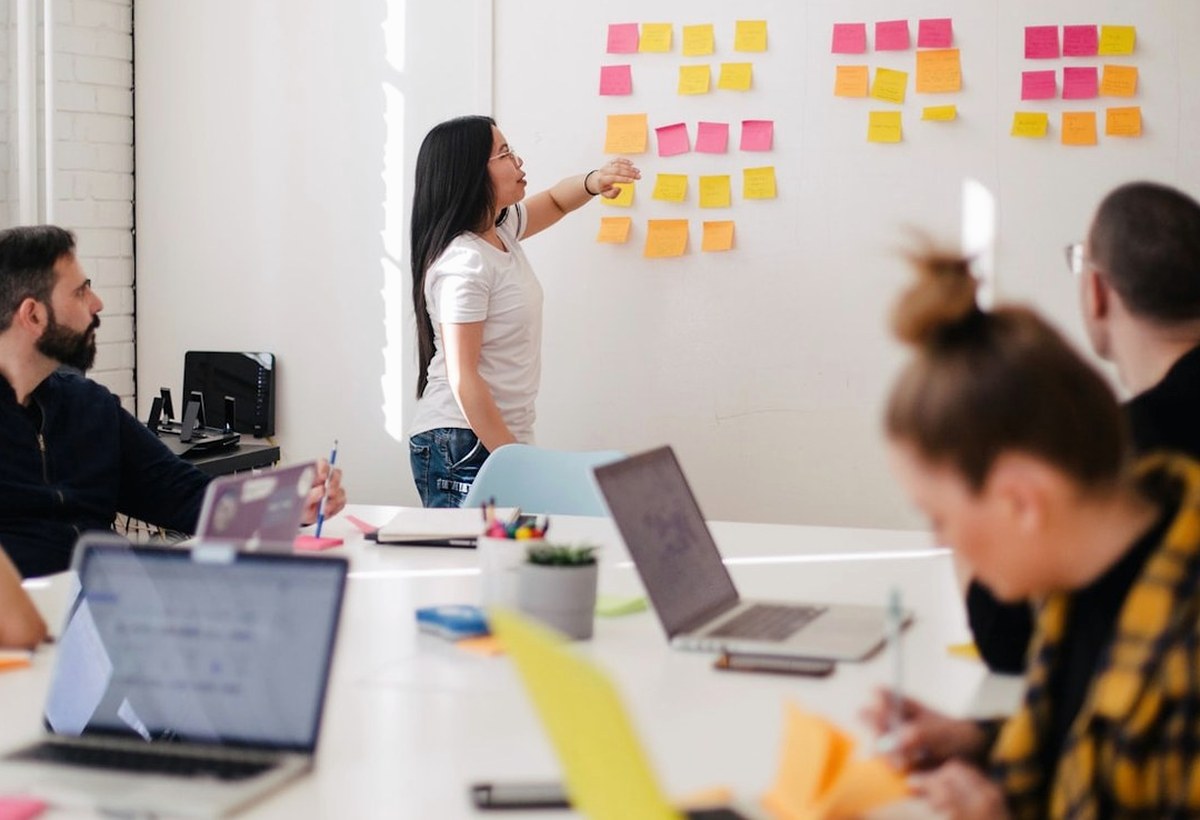 digitale oberflaeche am arbeitsplatz